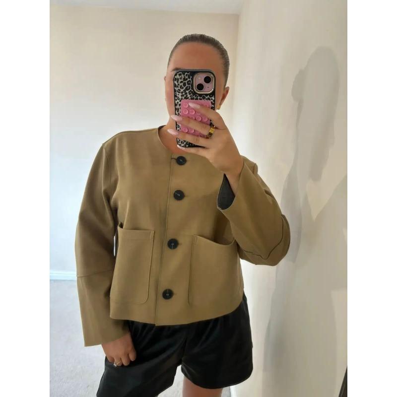 Blazerjasje - Beige damesjasje met één rij knopen en zakken-Boetiek Moda