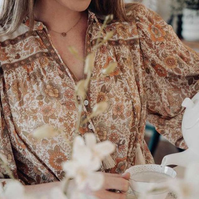 Boho-blouse - Losvallende damesblouse met knopen en lange mouwen met bloemenprint-Boetiek Moda