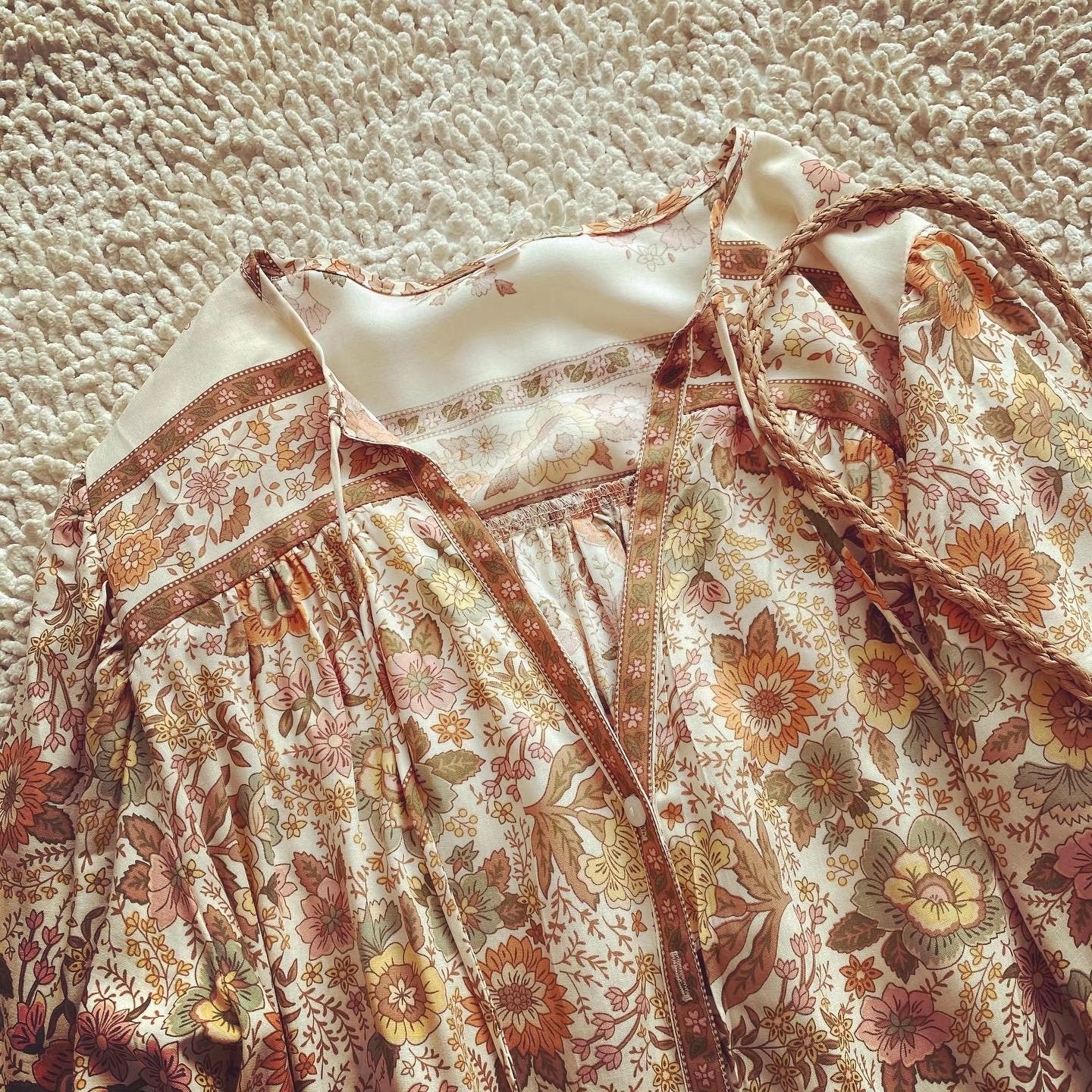 Boho-blouse - Losvallende damesblouse met knopen en lange mouwen met bloemenprint-Boetiek Moda