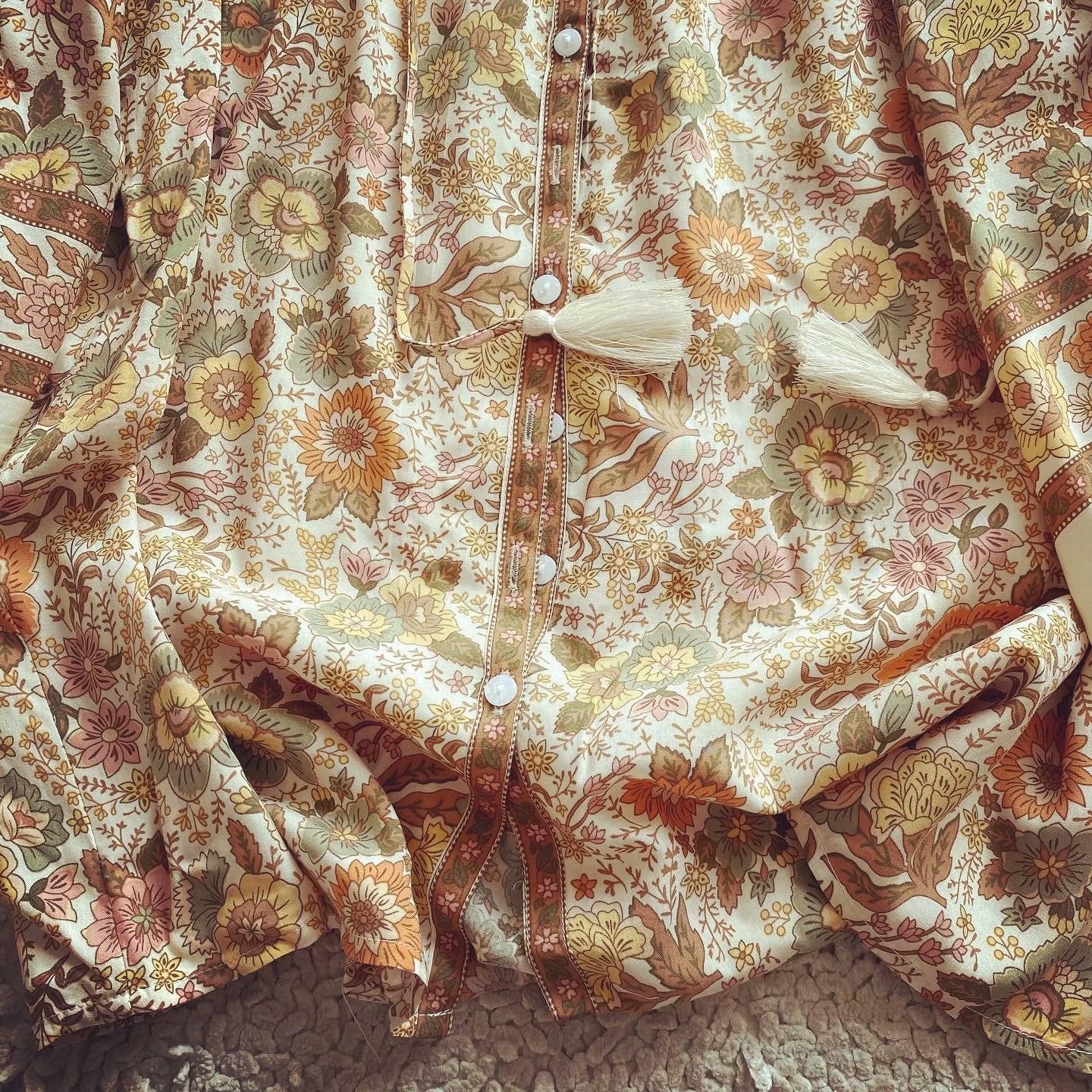 Boho-blouse - Losvallende damesblouse met knopen en lange mouwen met bloemenprint-Boetiek Moda