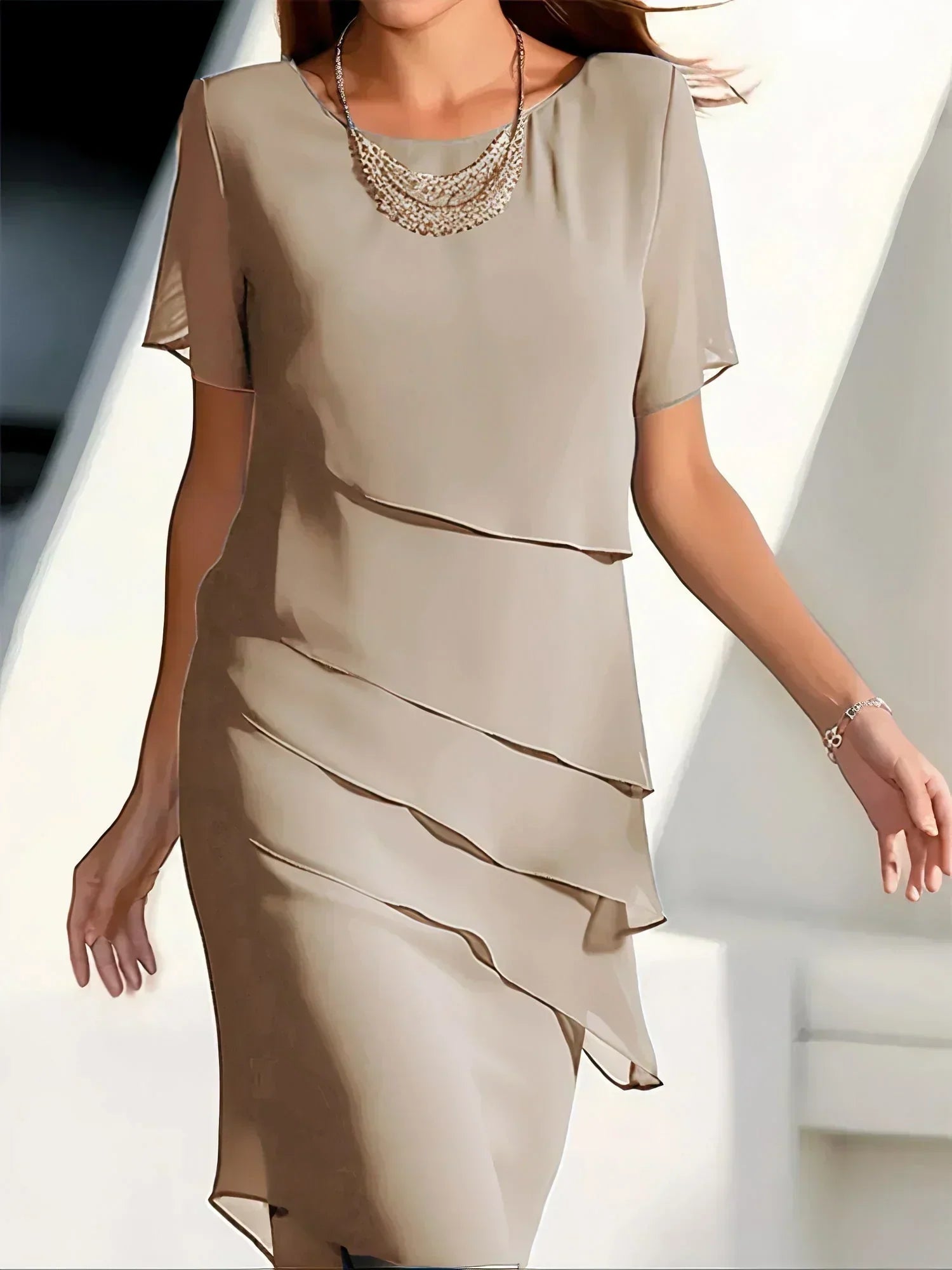 Elegante jurk - Damesjurk met korte mouwen en knielengte van chiffon-Boetiek Moda