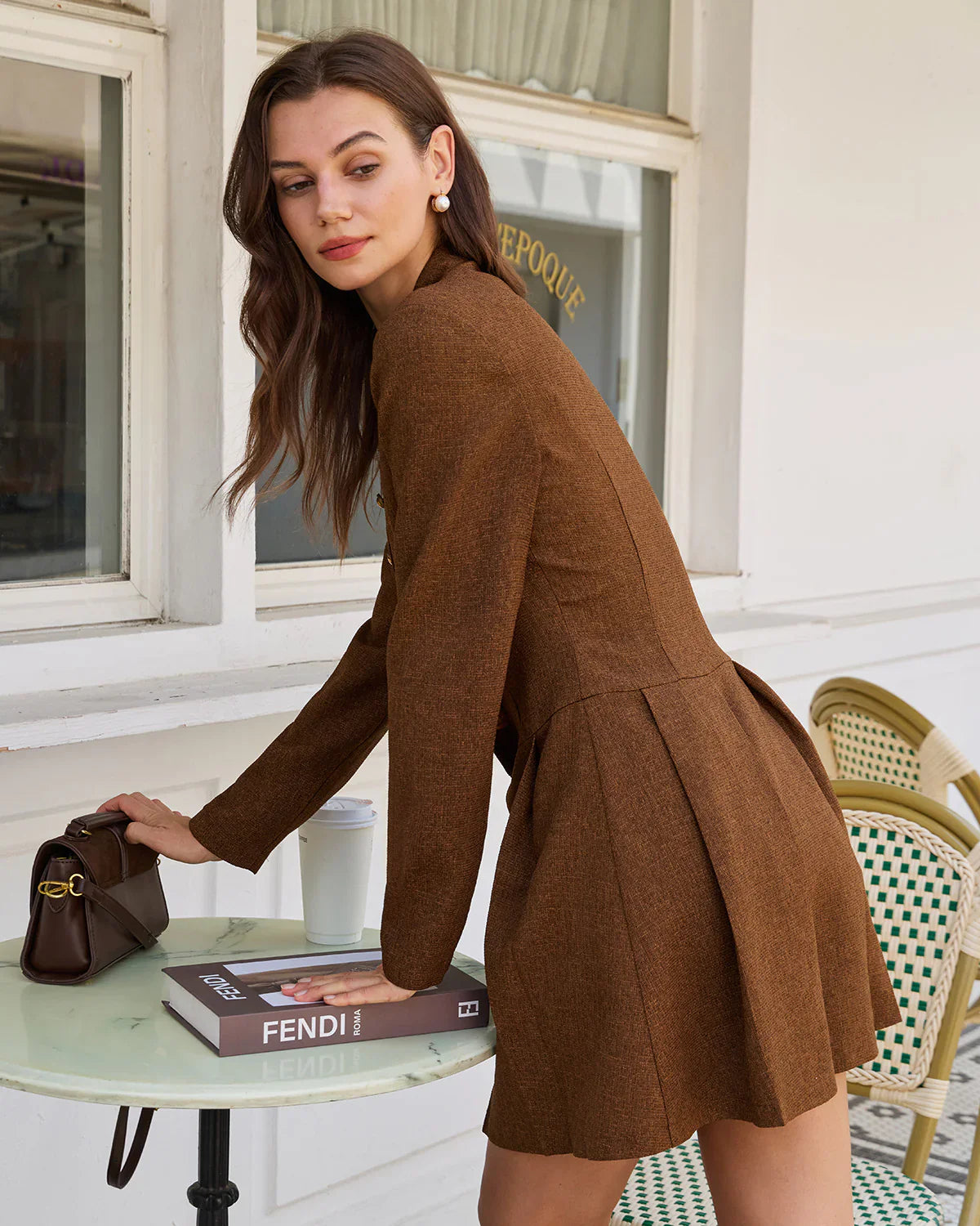 Jurk met lange mouwen - Bruine geplooide mini jurk voor dames in de herfst-Boetiek Moda