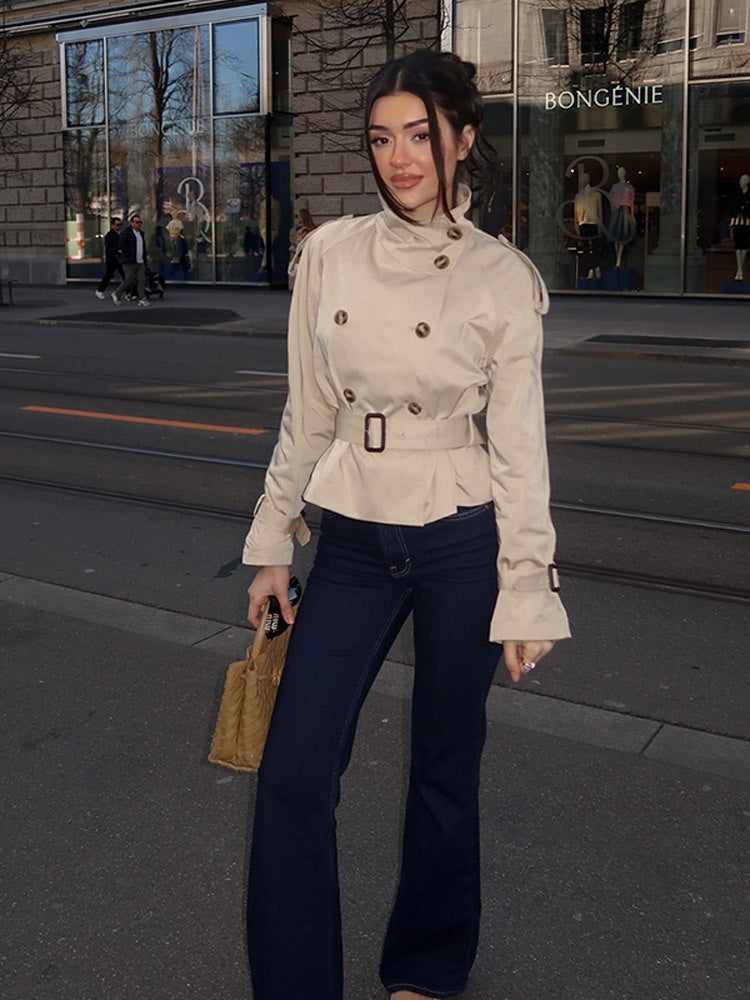 Korte trenchcoat - Klassieke trenchcoat voor dames met dubbele knoopsluiting en riem-Boetiek Moda
