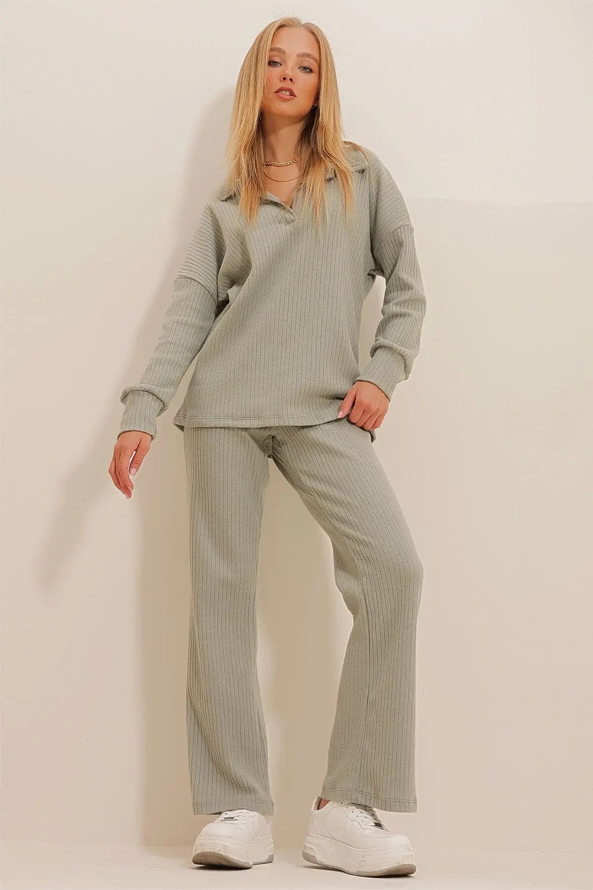 Lounge Set - Lange Mouwen - Uitlopende Broek - Tweedelige Set - Dames Loungewear-Boetiek Moda