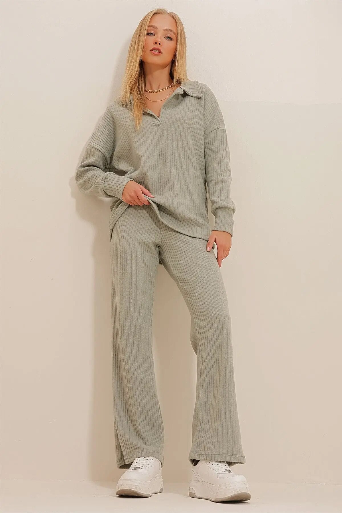 Lounge Set - Lange Mouwen - Uitlopende Broek - Tweedelige Set - Dames Loungewear-Boetiek Moda