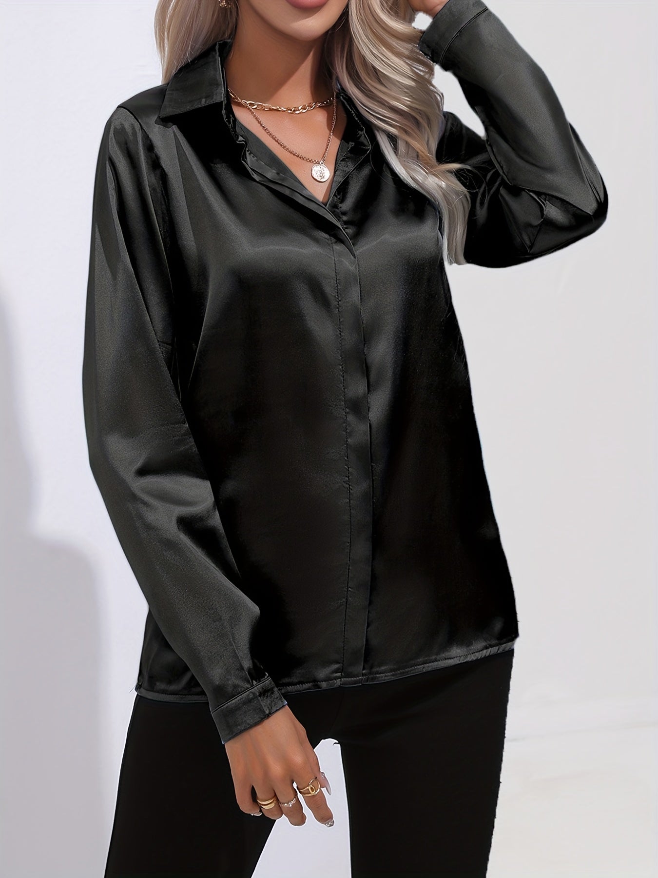 Satijnen blouse - Glanzend damesoverhemd met lange mouwen en knopen-Boetiek Moda