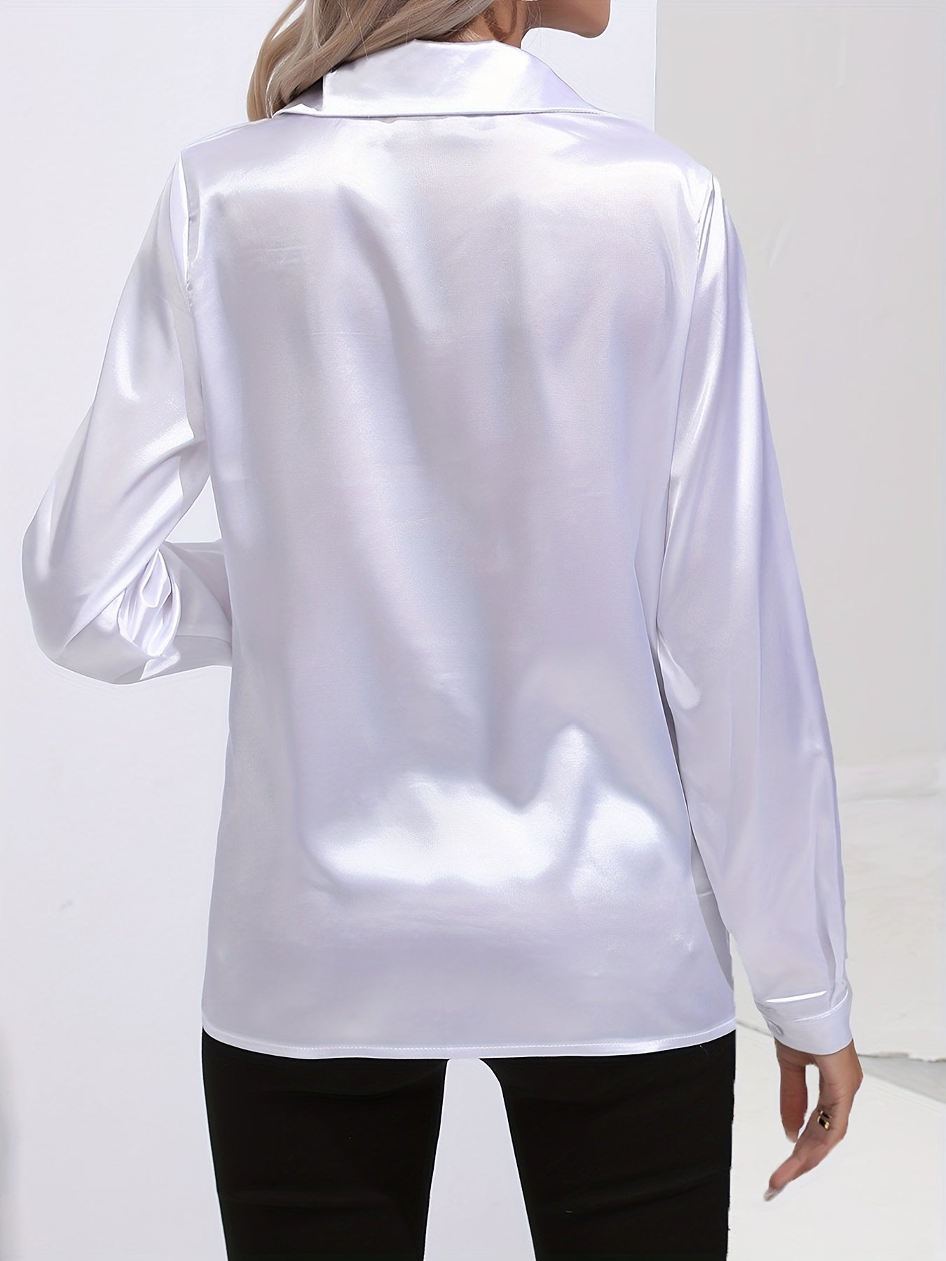 Satijnen blouse - Glanzend damesoverhemd met lange mouwen en knopen-Boetiek Moda