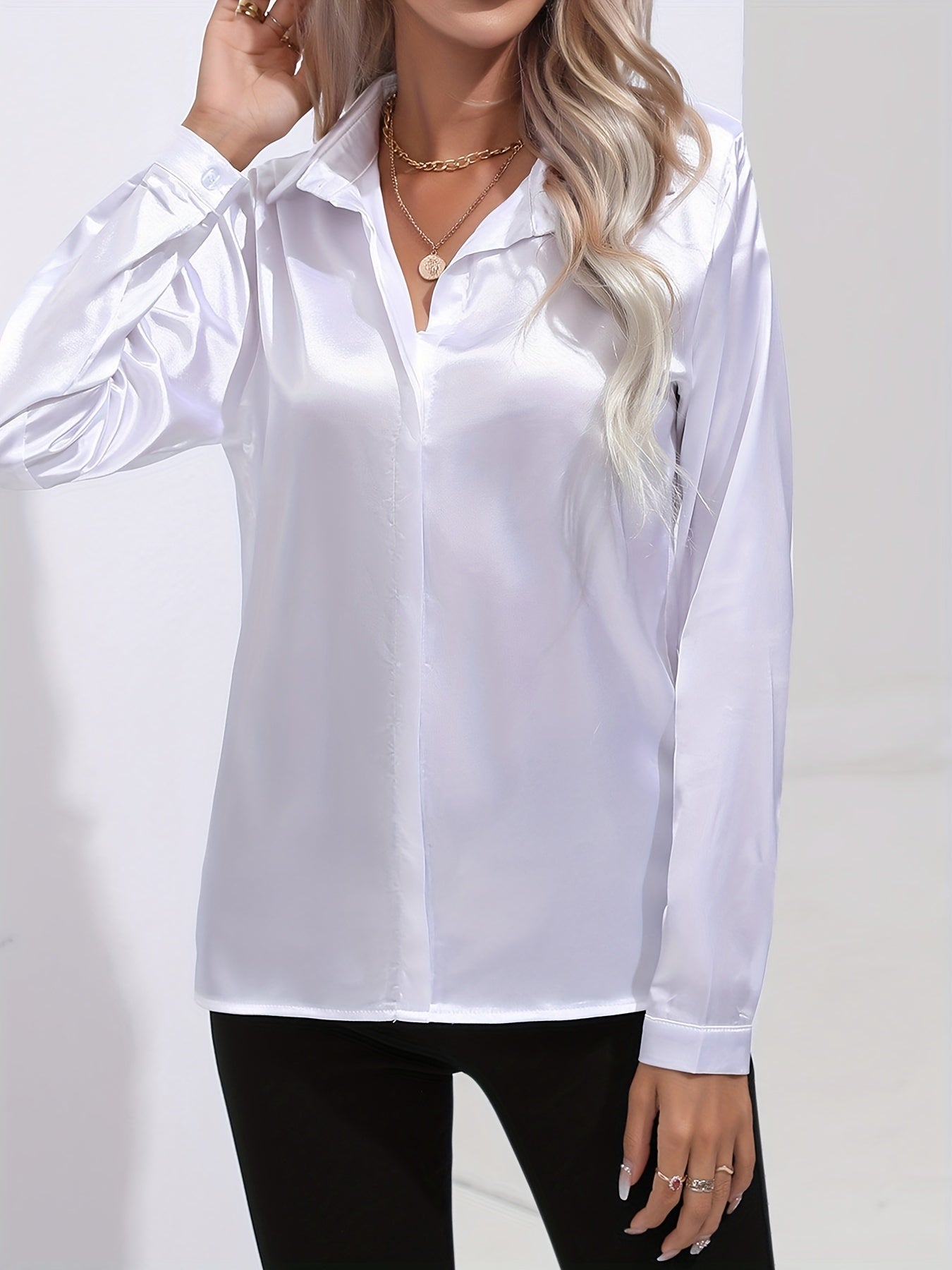 Satijnen blouse - Glanzend damesoverhemd met lange mouwen en knopen-Boetiek Moda