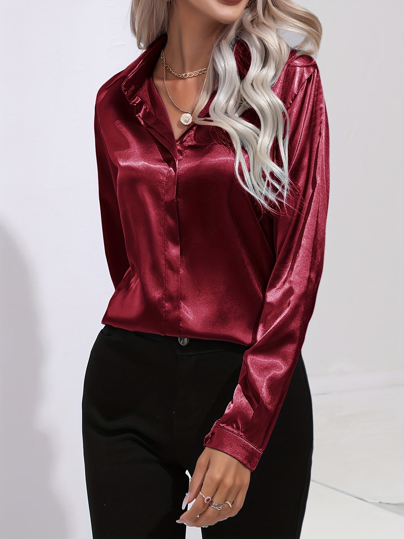 Satijnen blouse - Glanzend damesoverhemd met lange mouwen en knopen-Boetiek Moda