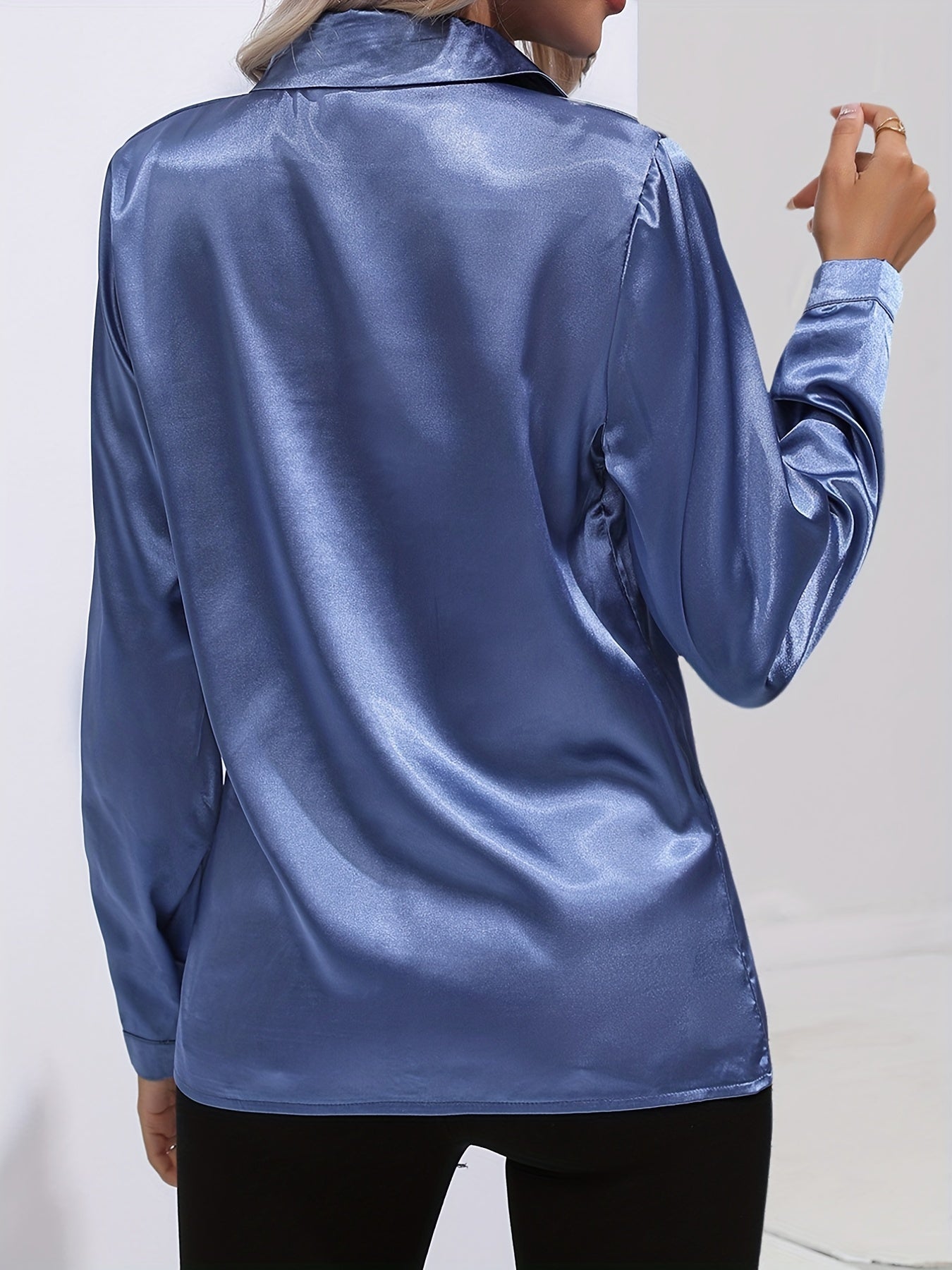Satijnen blouse - Glanzend damesoverhemd met lange mouwen en knopen-Boetiek Moda