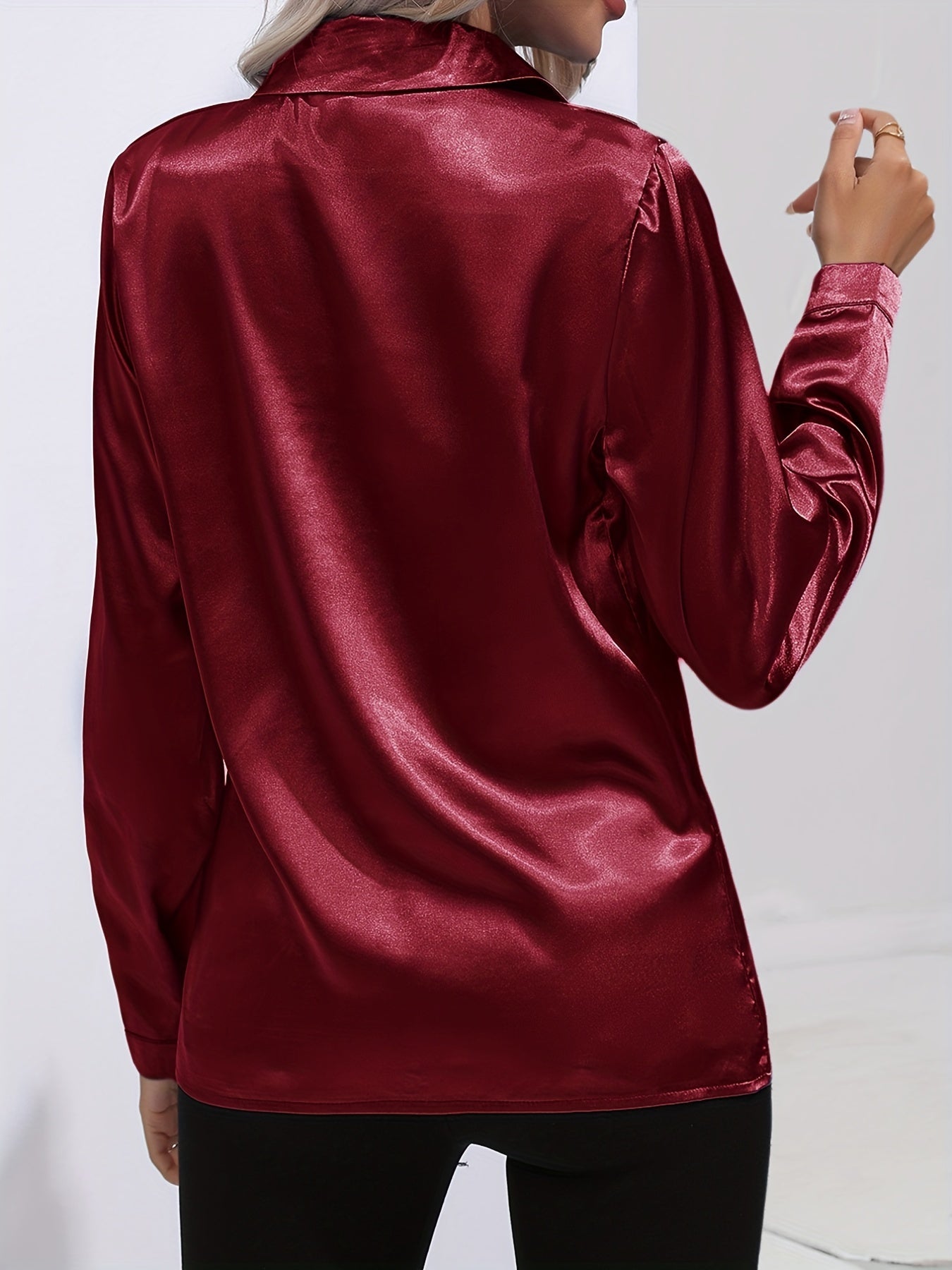 Satijnen blouse - Glanzend damesoverhemd met lange mouwen en knopen-Boetiek Moda