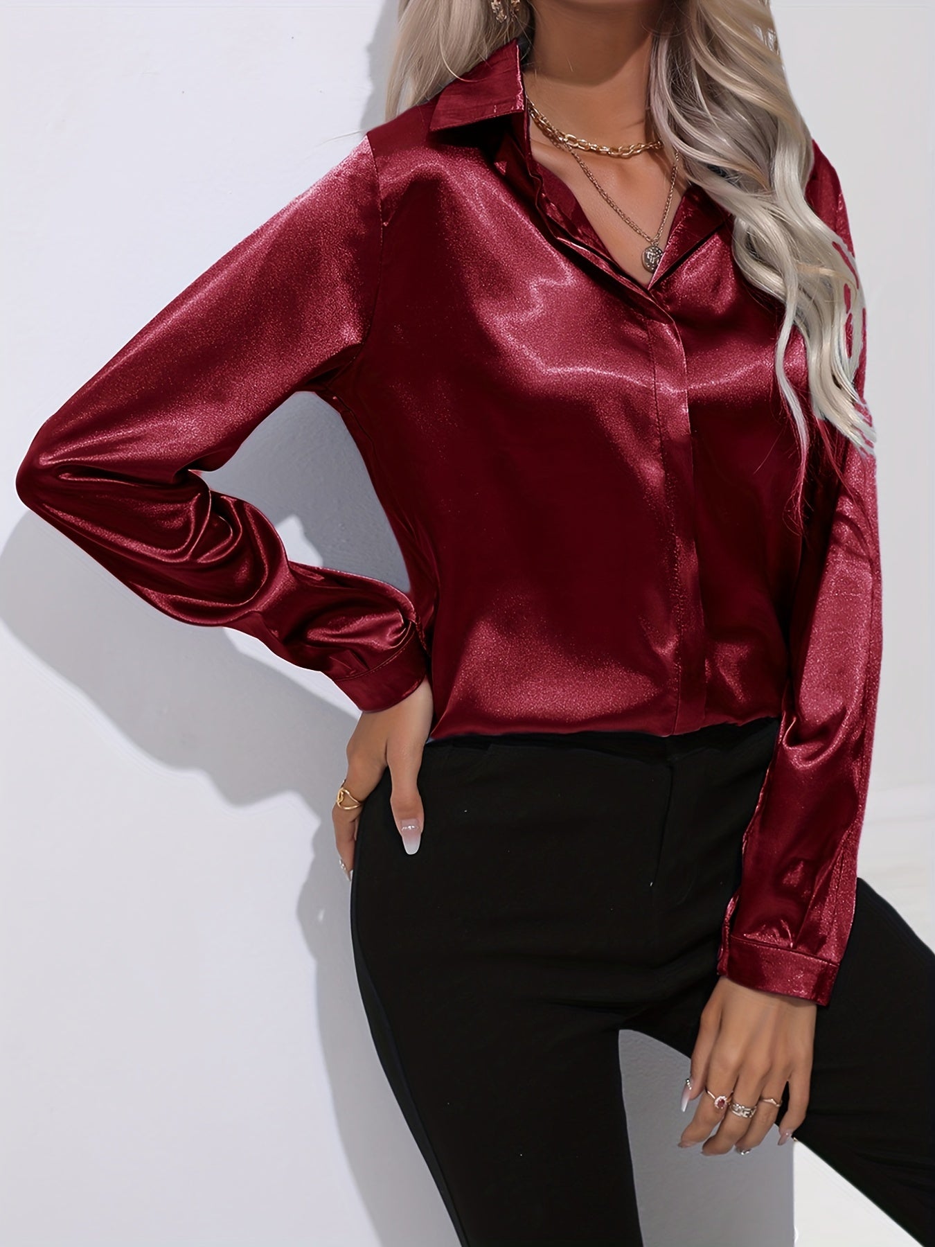 Satijnen blouse - Glanzend damesoverhemd met lange mouwen en knopen-Boetiek Moda