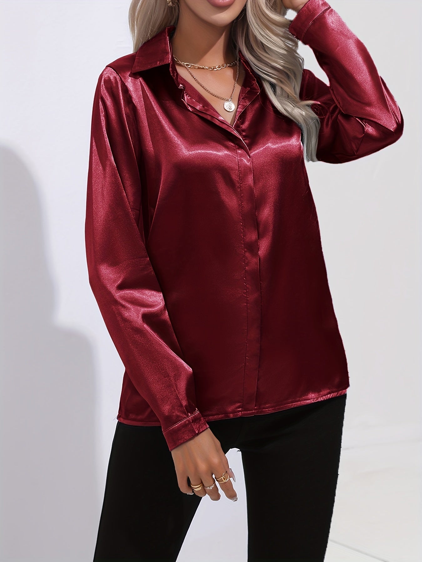 Satijnen blouse - Glanzend damesoverhemd met lange mouwen en knopen-Boetiek Moda