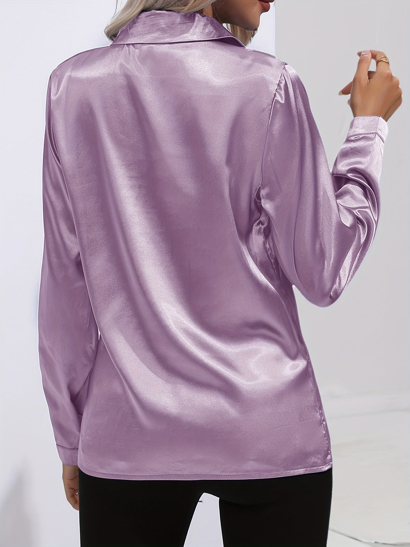Satijnen blouse - Glanzend damesoverhemd met lange mouwen en knopen-Boetiek Moda