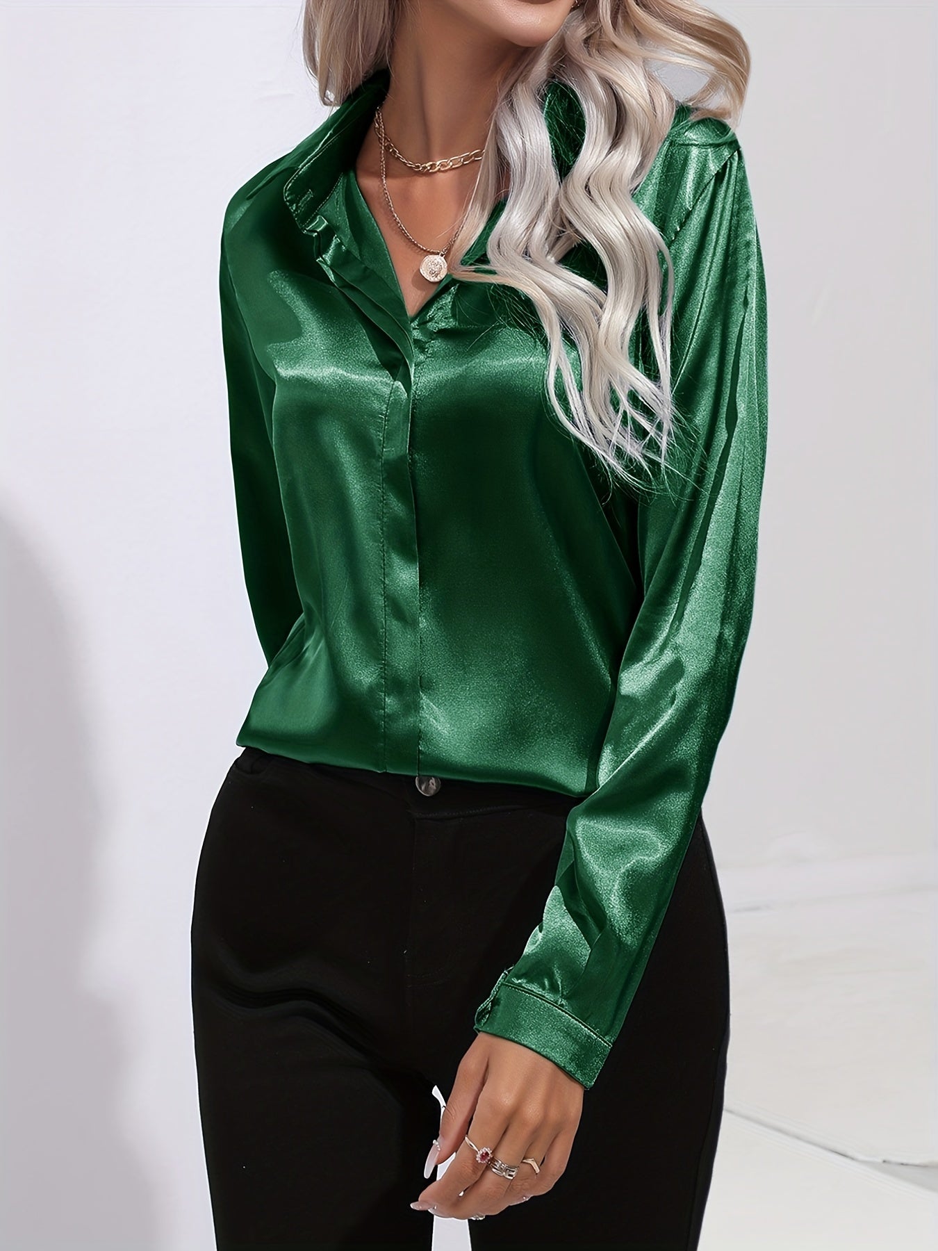 Satijnen blouse - Glanzend damesoverhemd met lange mouwen en knopen-Boetiek Moda