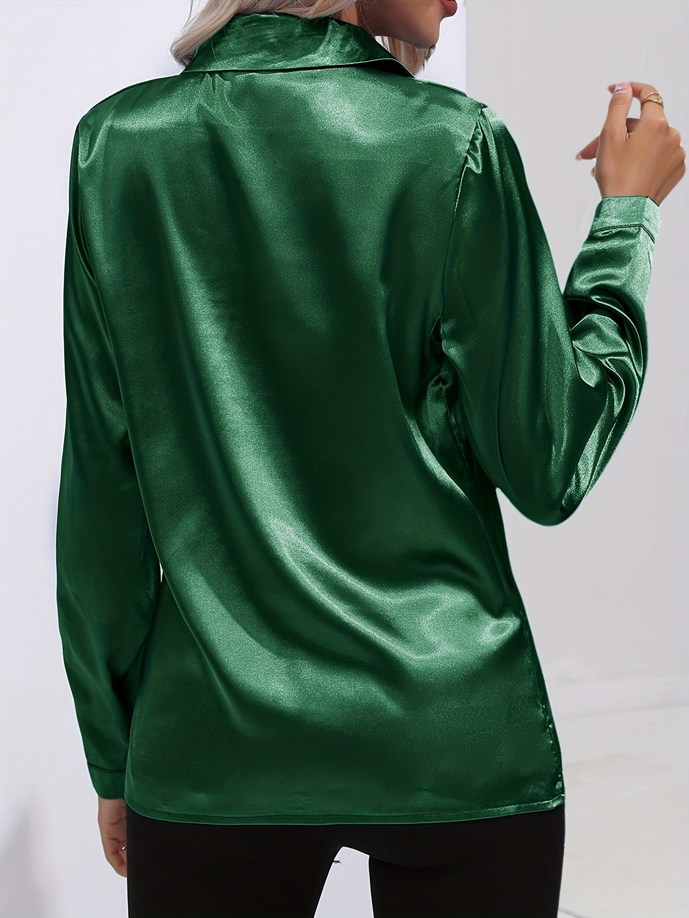 Satijnen blouse - Glanzend damesoverhemd met lange mouwen en knopen-Boetiek Moda