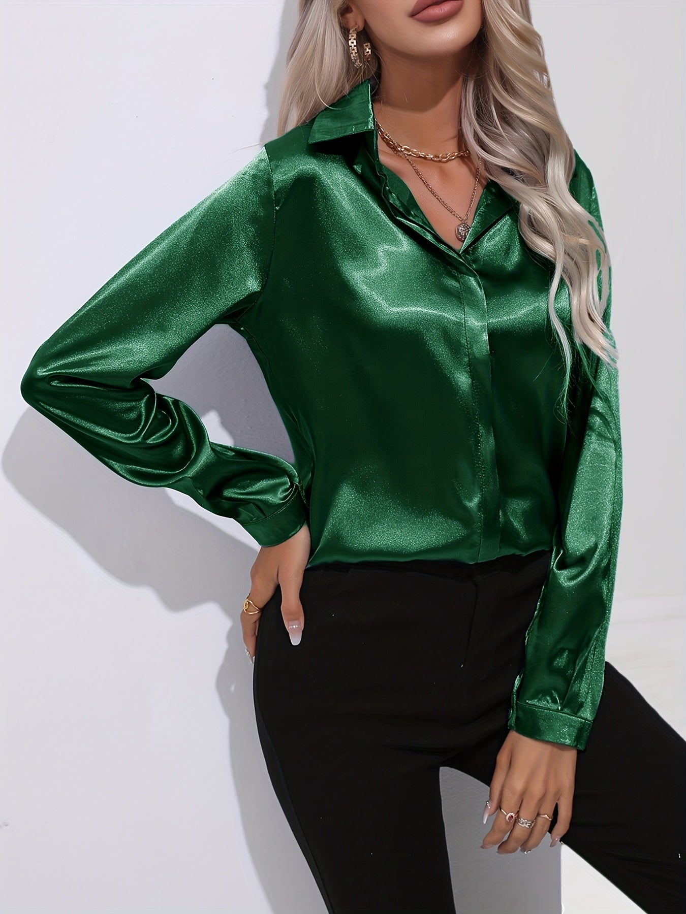 Satijnen blouse - Glanzend damesoverhemd met lange mouwen en knopen-Boetiek Moda