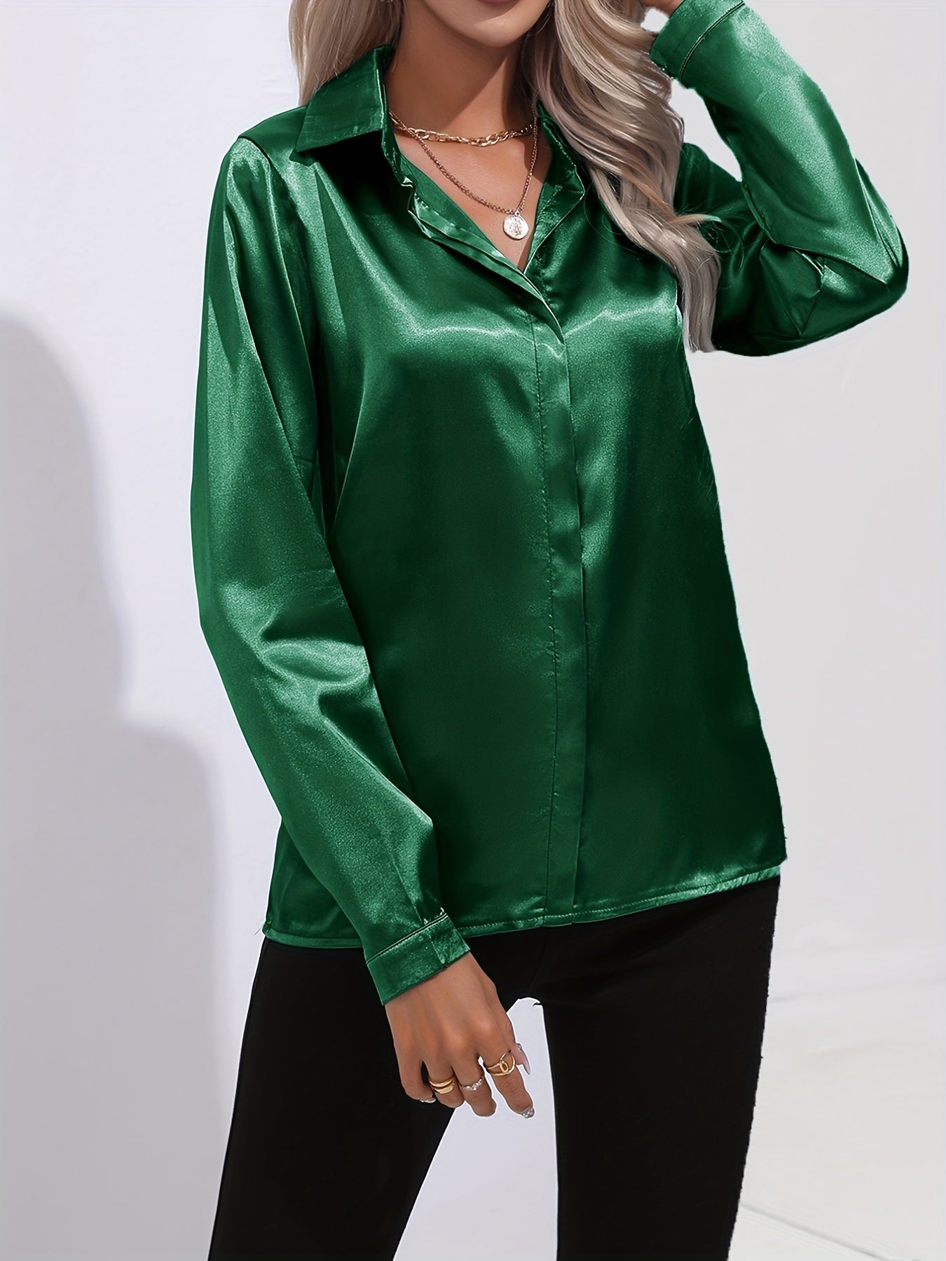 Satijnen blouse - Glanzend damesoverhemd met lange mouwen en knopen-Boetiek Moda