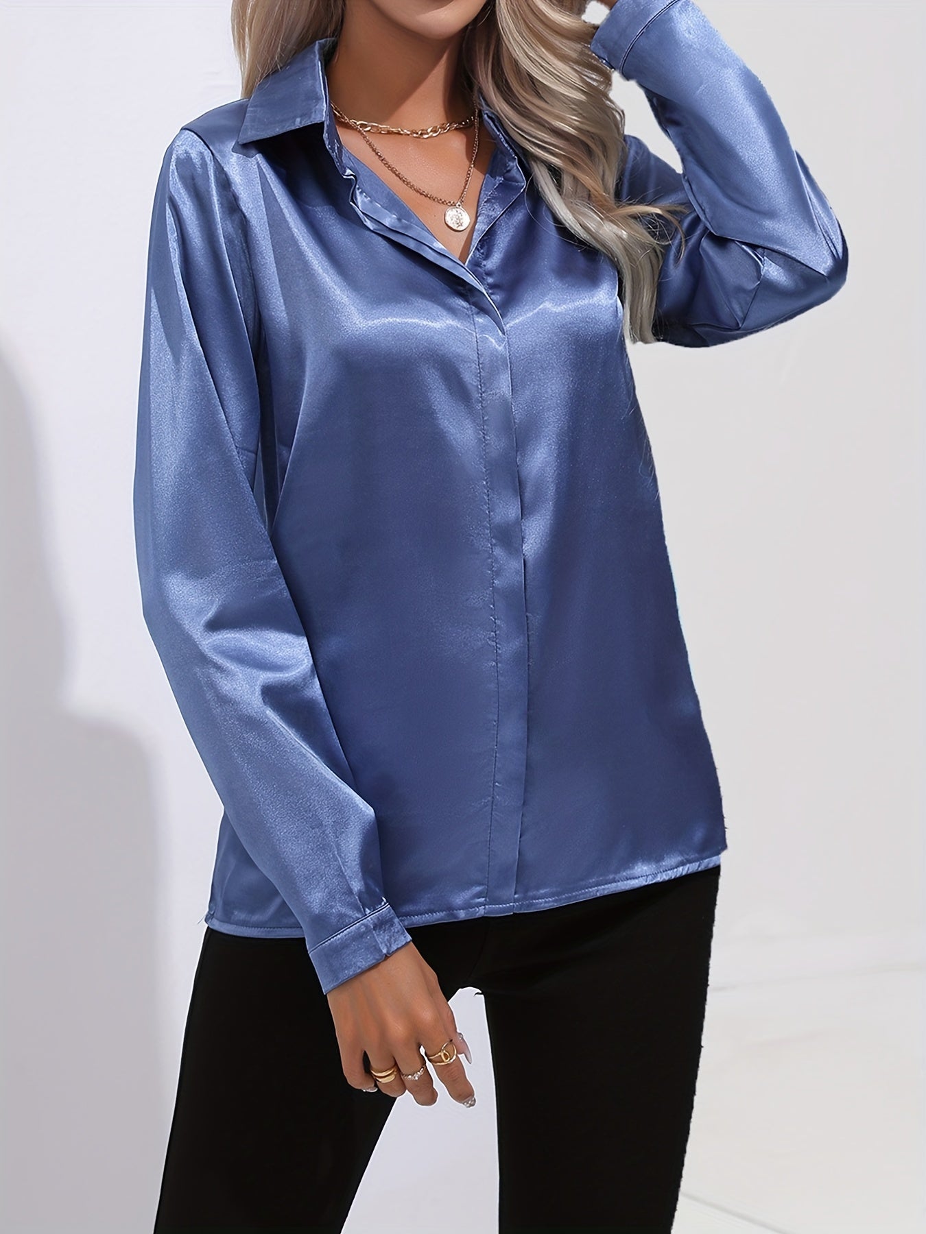 Satijnen blouse - Glanzend damesoverhemd met lange mouwen en knopen-Boetiek Moda