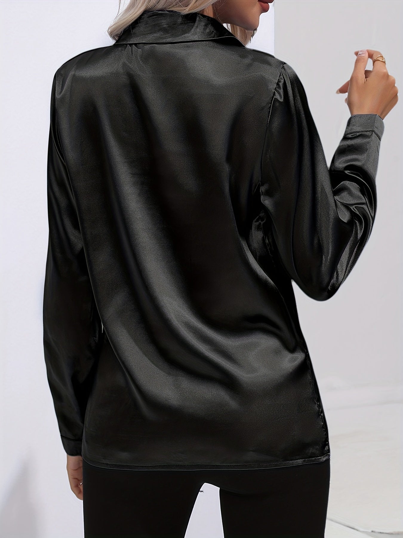 Satijnen blouse - Glanzend damesoverhemd met lange mouwen en knopen-Boetiek Moda