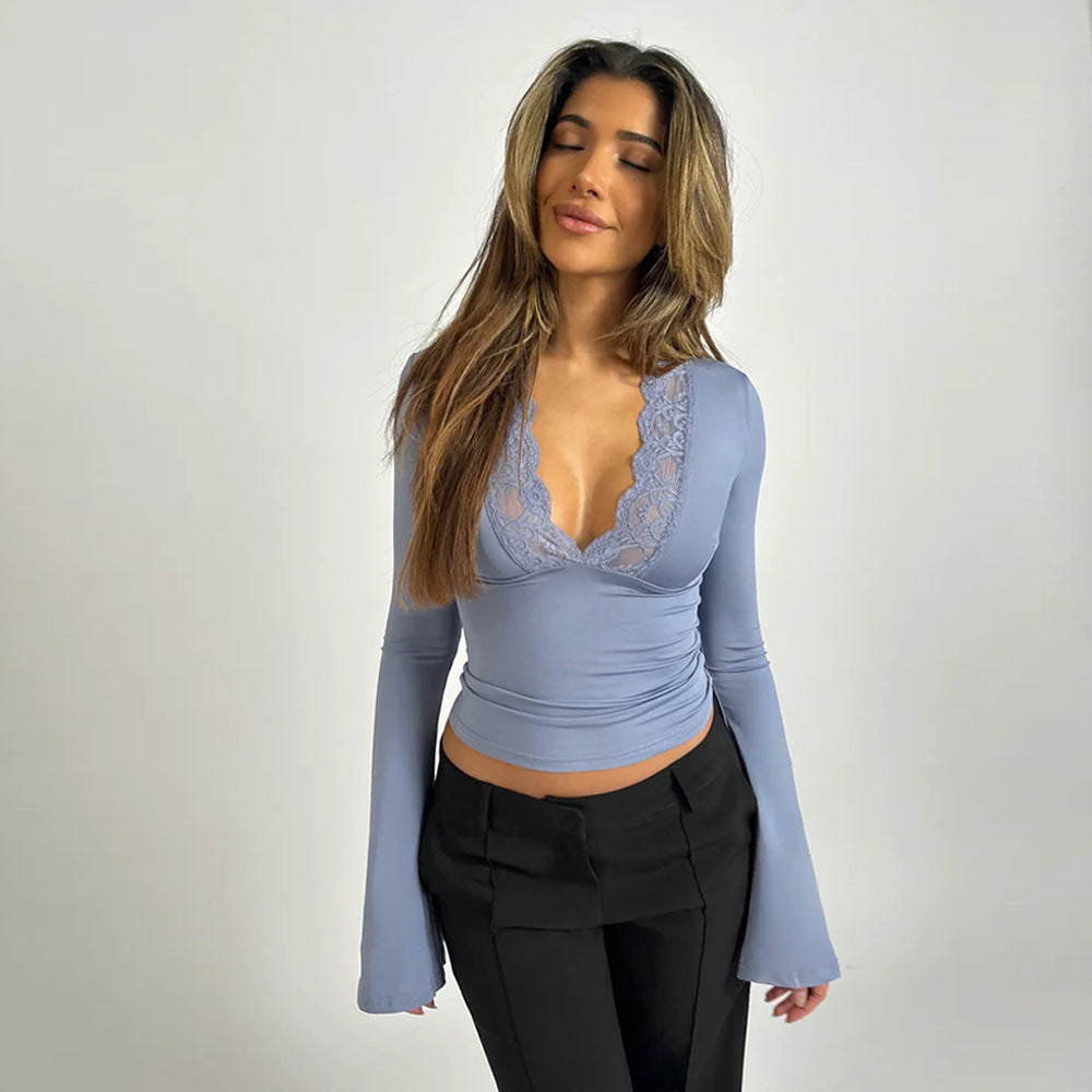 Top met lange mouwen - Dames top met klokmouwen, kant en V-hals-Boetiek Moda