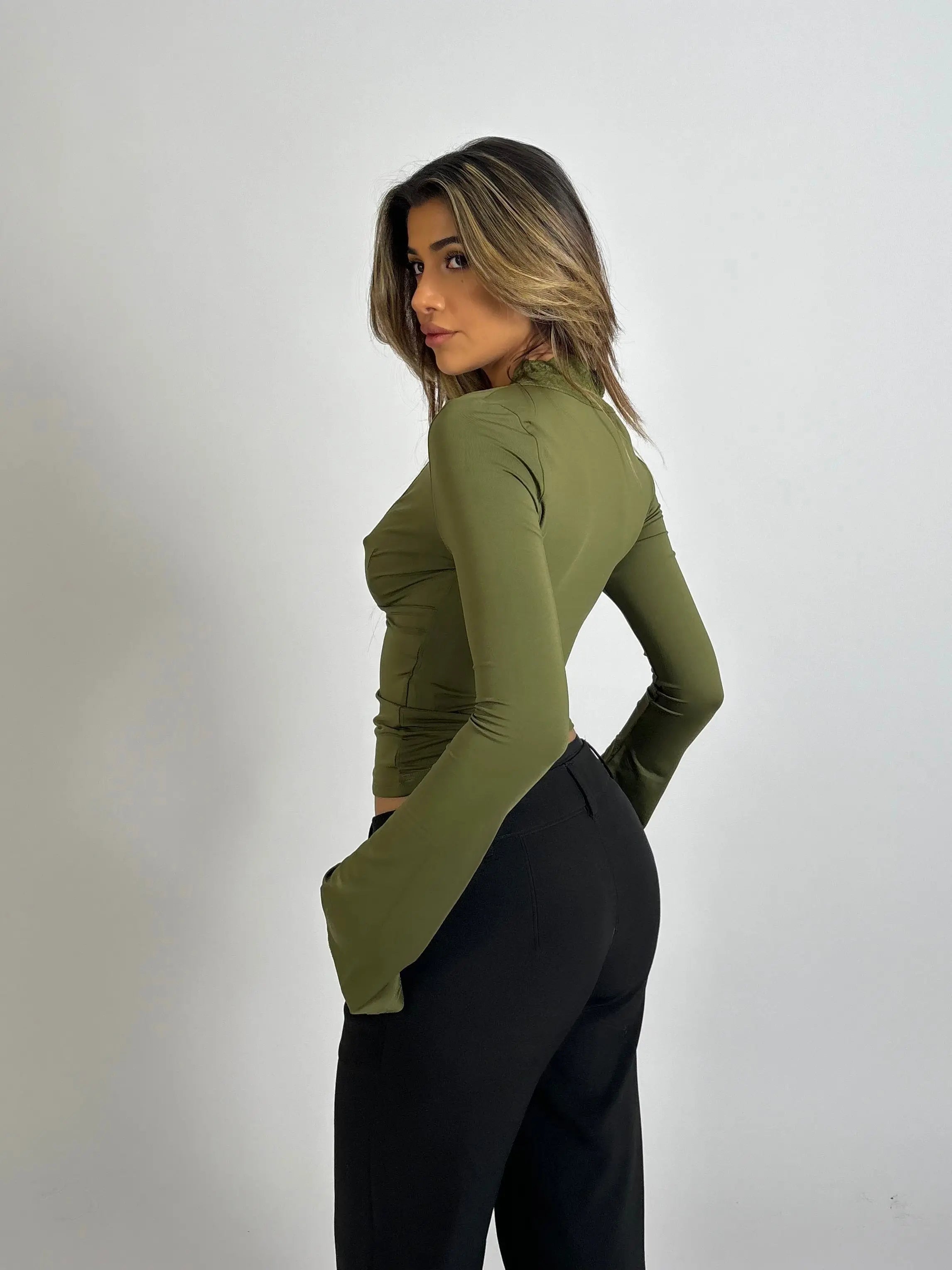 Top met lange mouwen - Dames top met klokmouwen, kant en V-hals-Boetiek Moda