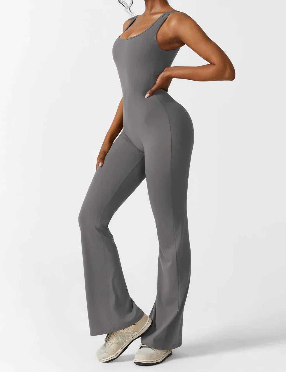 Trainings jumpsuit - Mouwloos uitlopende jumpsuit met Scrunch bips voor dames-Boetiek Moda