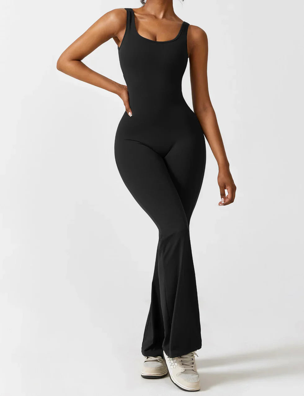 Trainings jumpsuit - Mouwloos uitlopende jumpsuit met Scrunch bips voor dames-Boetiek Moda