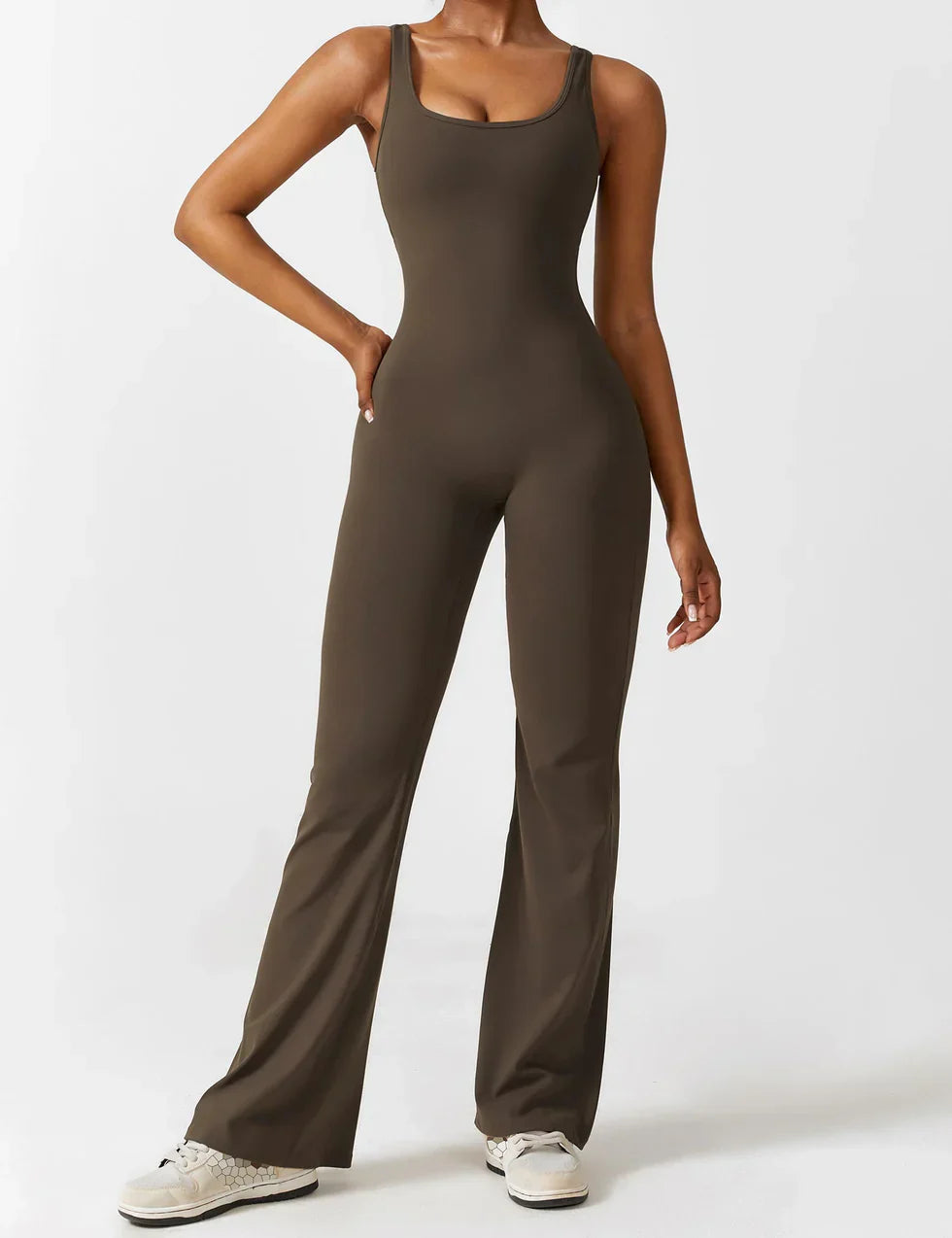 Trainings jumpsuit - Mouwloos uitlopende jumpsuit met Scrunch bips voor dames-Boetiek Moda