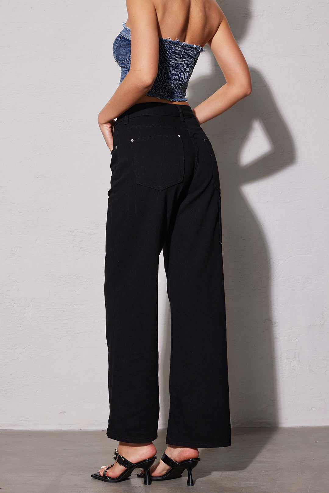 Zwarte jeans - Hoge taille - Klinknageldetails - Wijde pijpen - Wijde jeans voor dames-Boetiek Moda