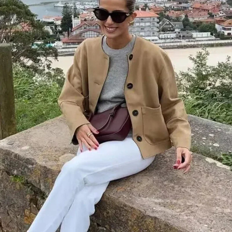 Blazerjasje - Beige damesjasje met één rij knopen en zakken-Boetiek Moda