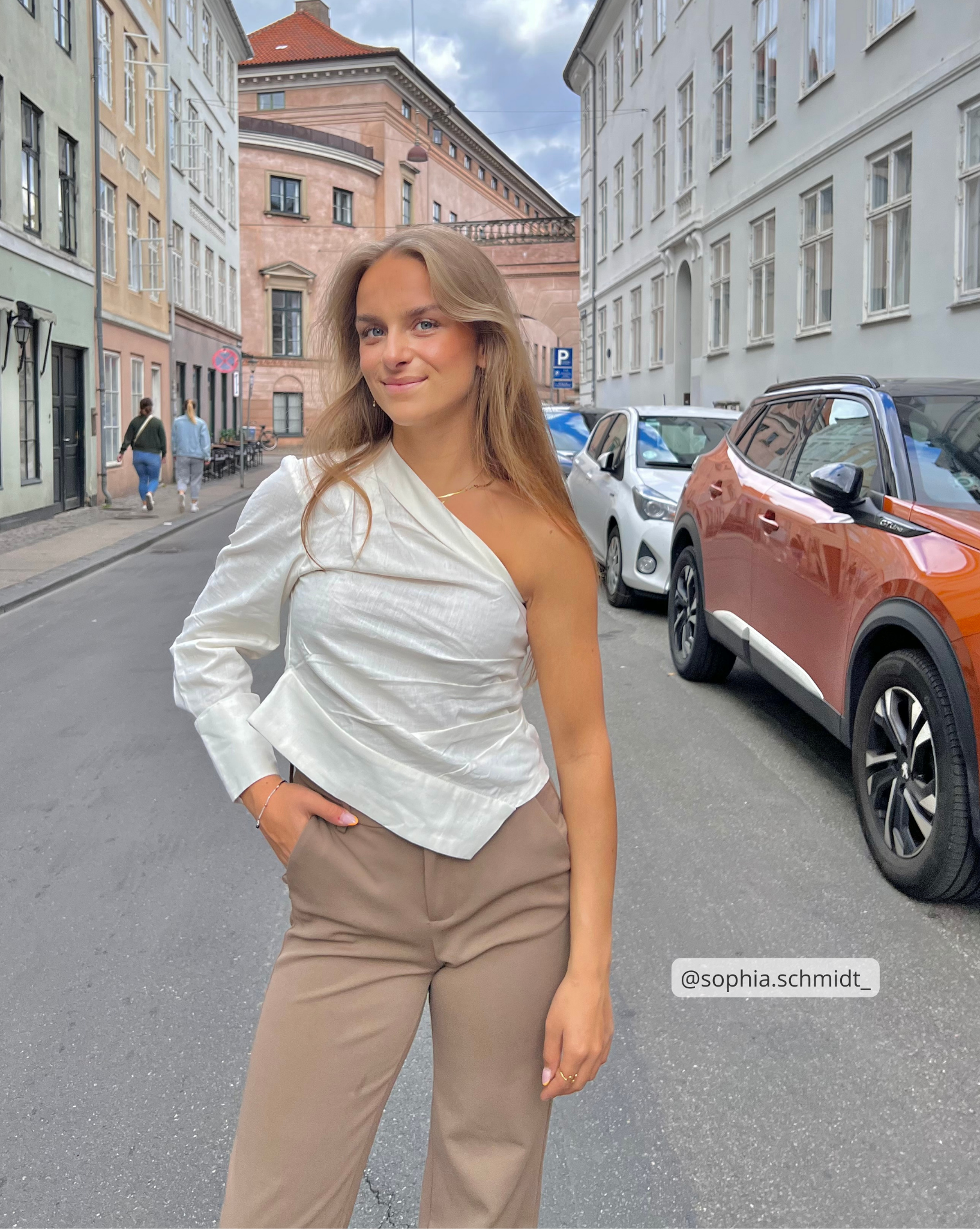 Blouse met één schouder - Witte top met één mouw voor dames-Boetiek Moda