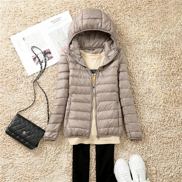 Donsjack - Lichtgewicht gewatteerd winterjack met korte capuchon voor dames-Boetiek Moda