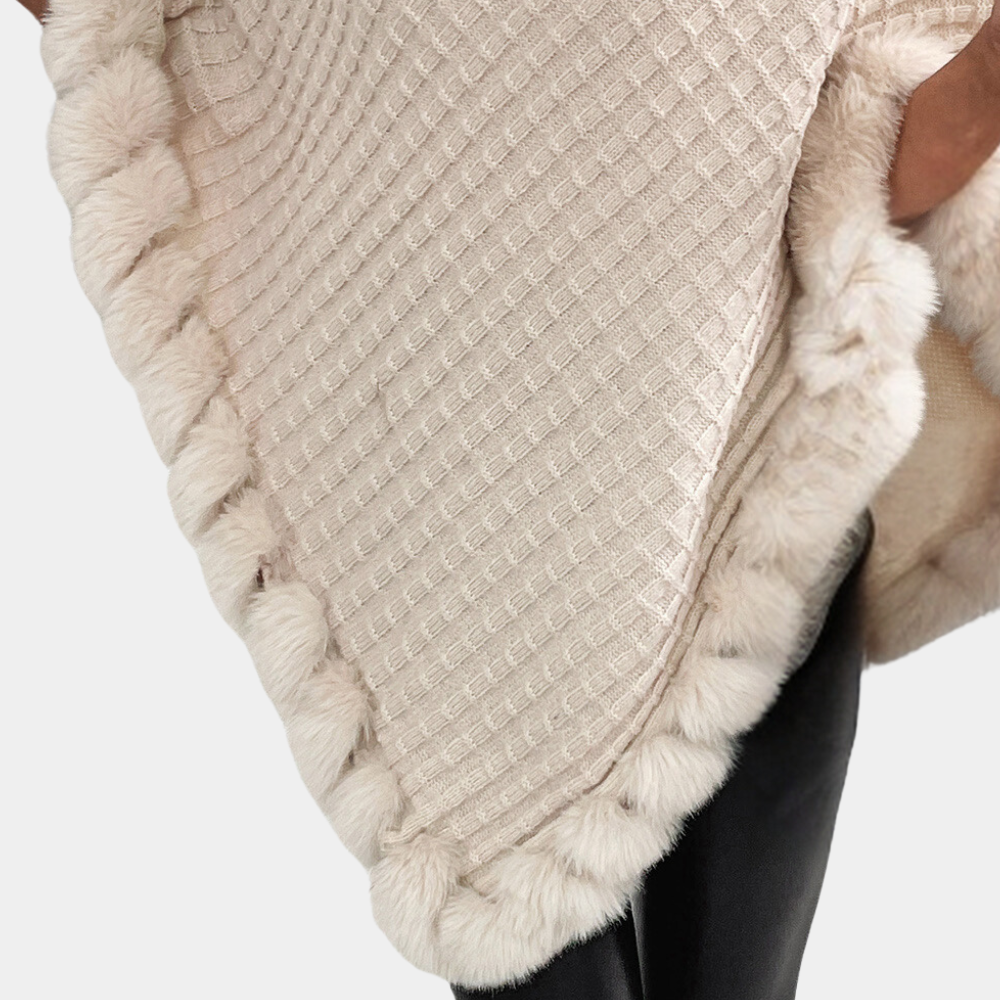 Gebreide Poncho - Warme damesponcho in licht beige imitatiebont-Boetiek Moda