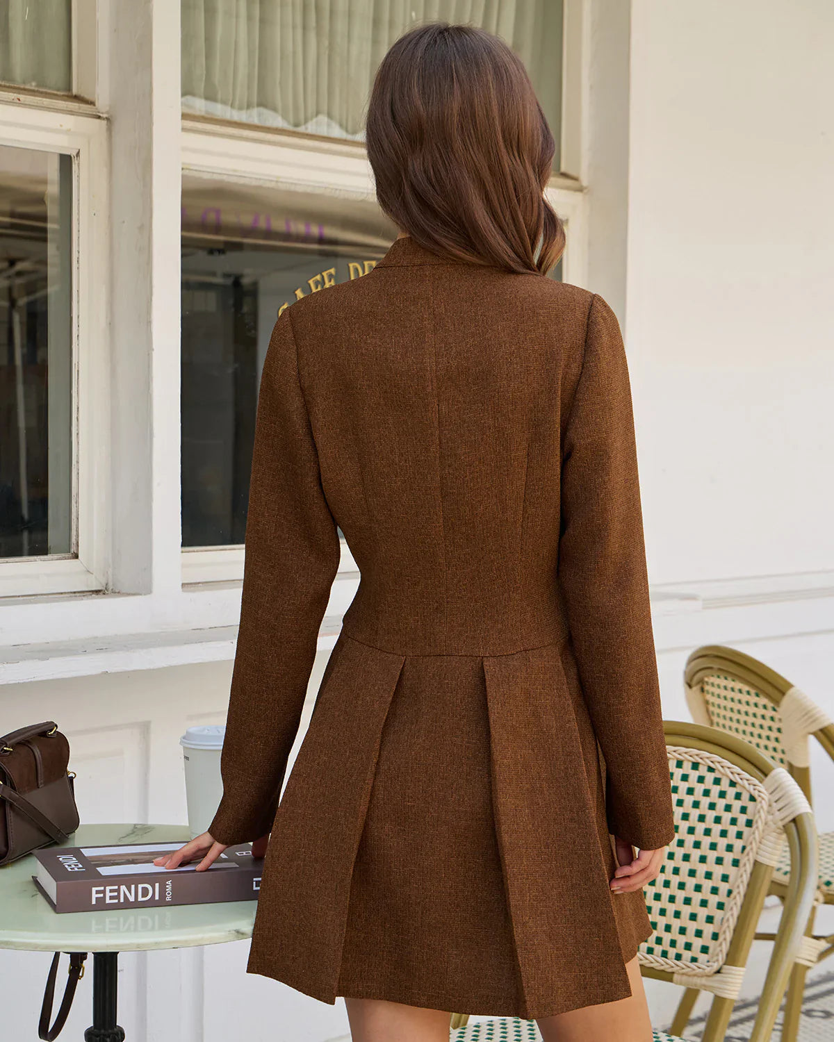 Jurk met lange mouwen - Bruine geplooide mini jurk voor dames in de herfst-Boetiek Moda