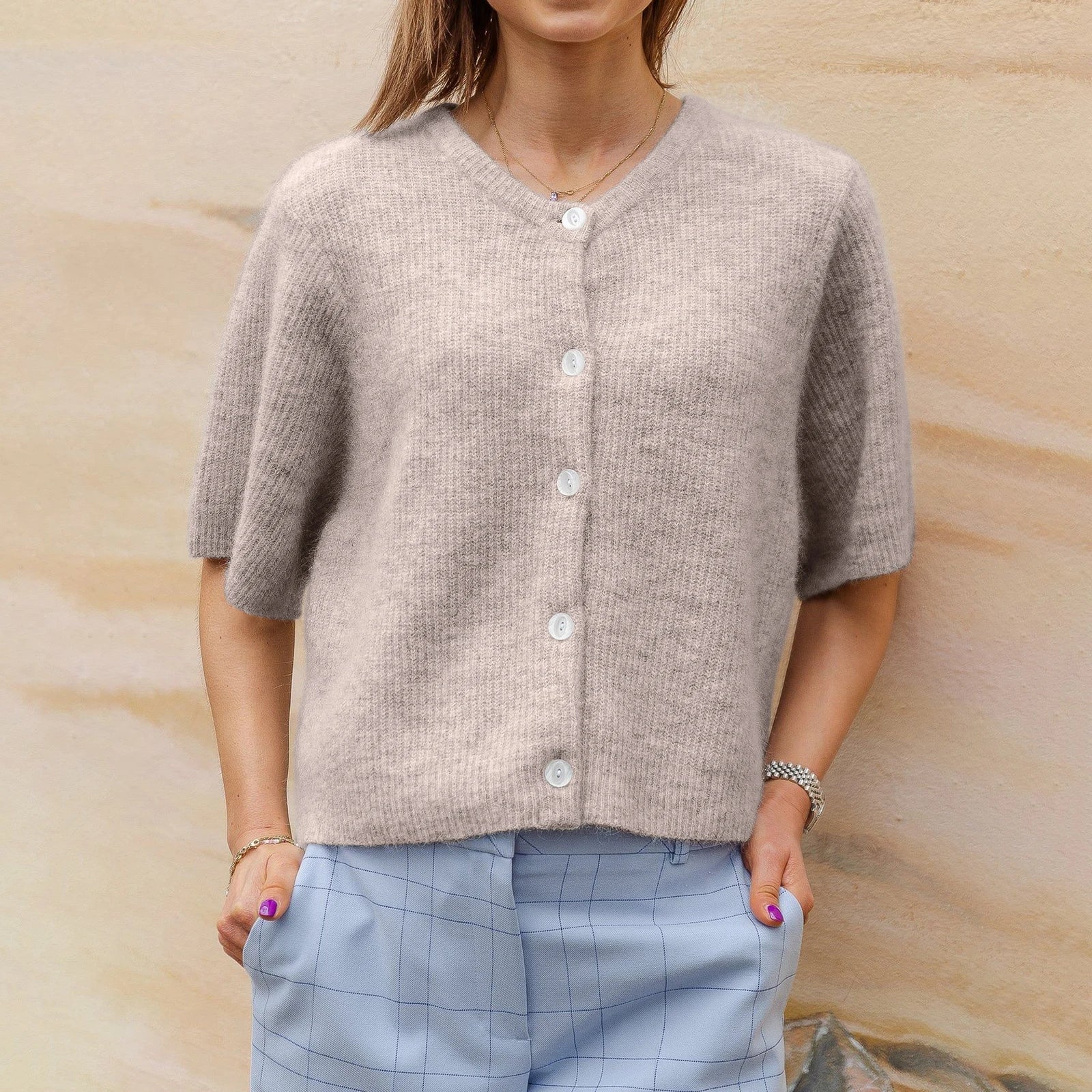 Kort mouwen vest - Knoopsluiting - Losse pasvorm - Gebreid vest - Damesbreigoed-Boetiek Moda