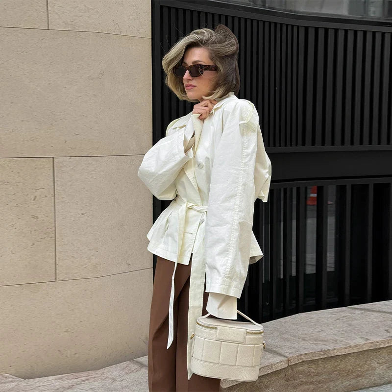 Korte trenchcoat - Dames trenchcoat met één rij knopen en riem-Boetiek Moda