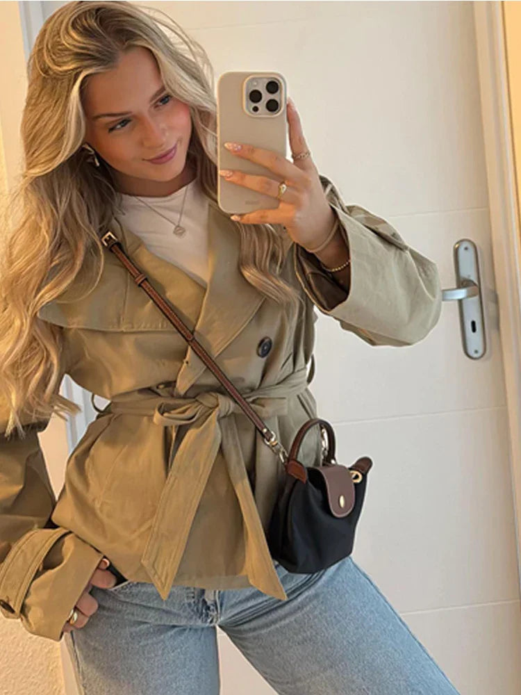 Korte trenchcoat - Dames trenchcoat met één rij knopen en riem-Boetiek Moda