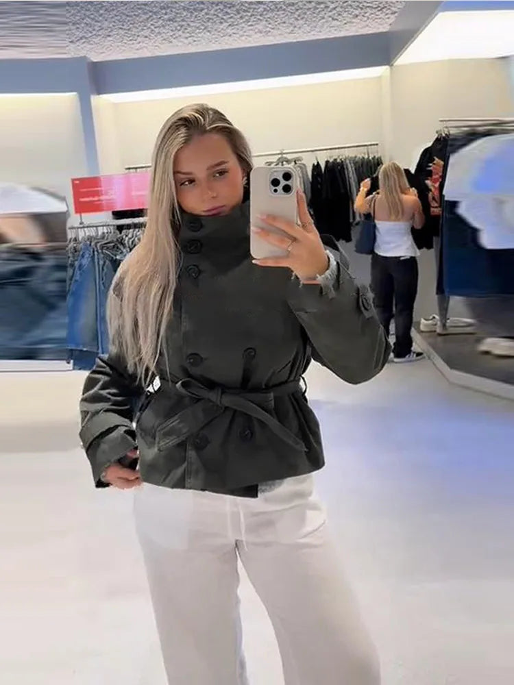 Korte trenchcoat - Dames trenchcoat met één rij knopen en riem-Boetiek Moda