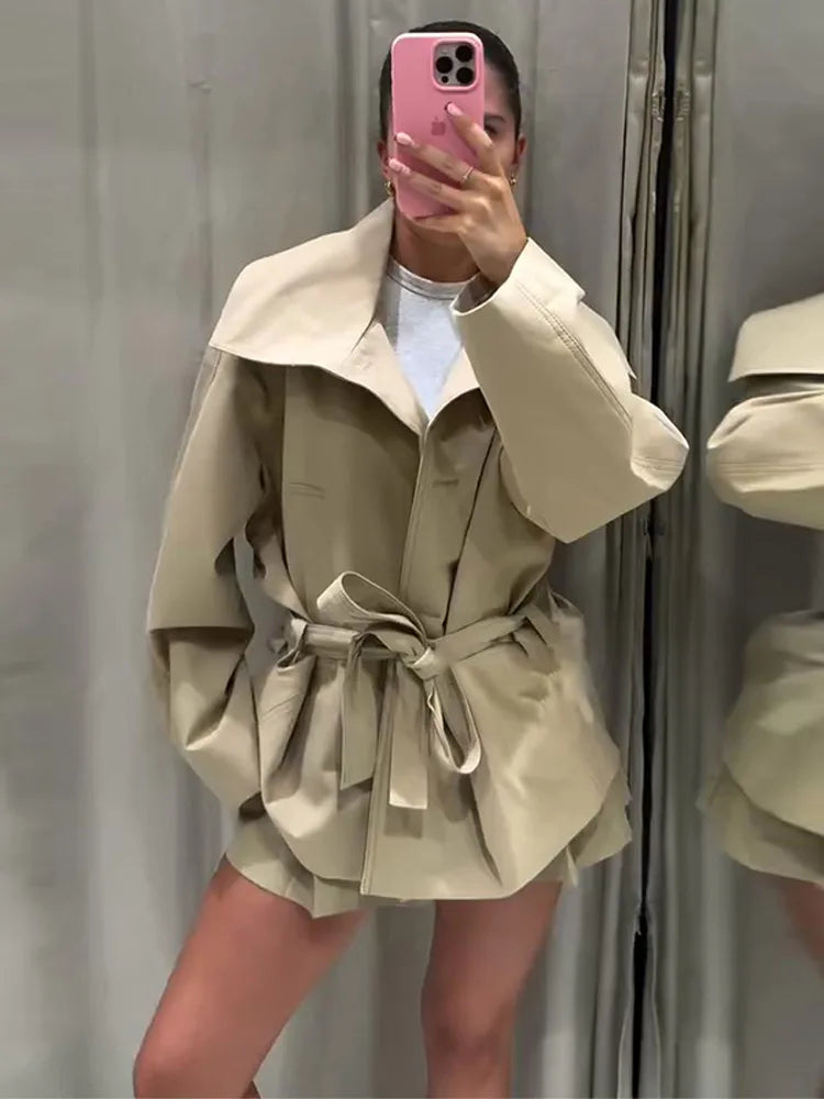 Korte trenchcoat - Dames trenchcoat met één rij knopen en riem-Boetiek Moda