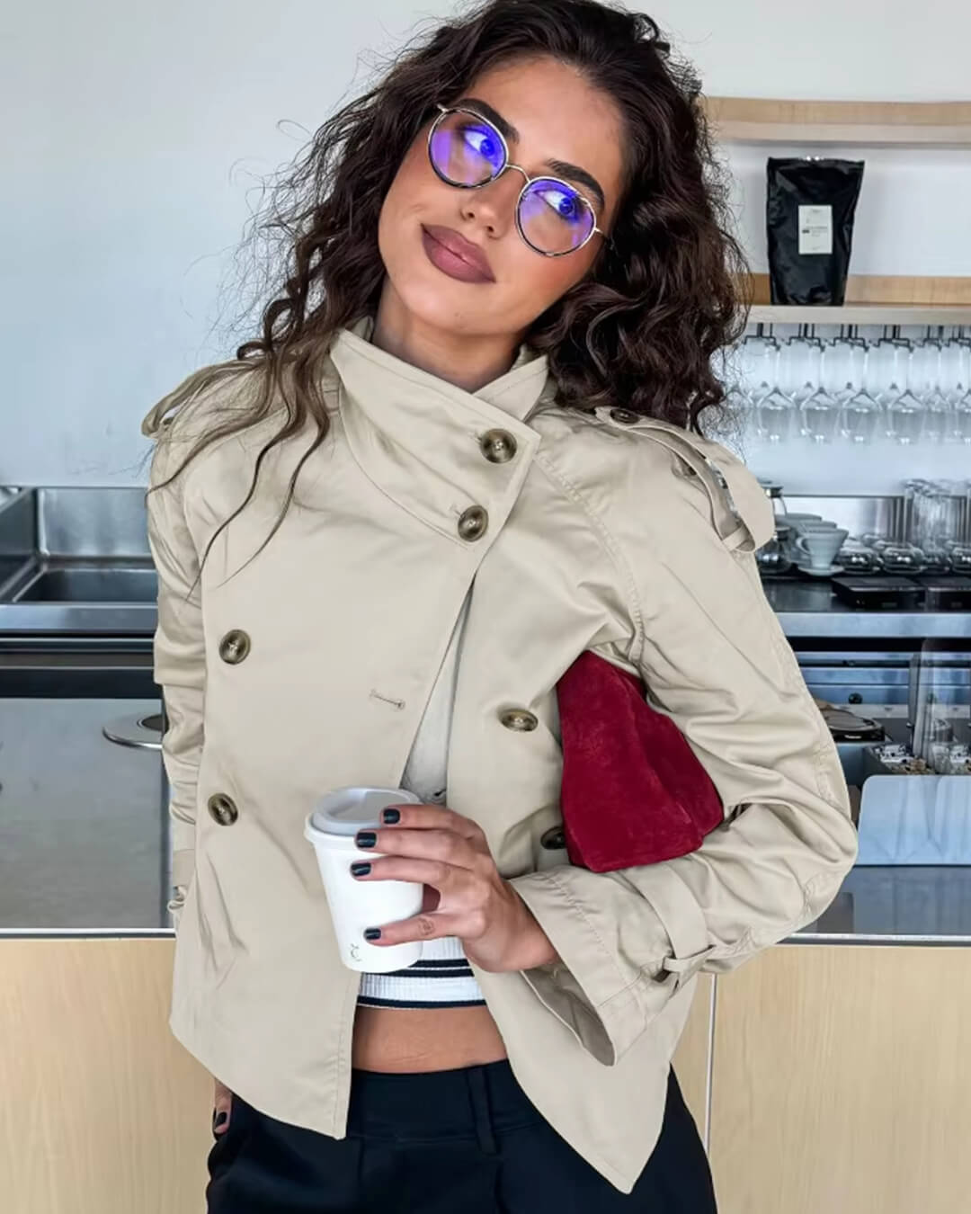 Korte trenchcoat - Klassieke trenchcoat voor dames met dubbele knoopsluiting en riem-Boetiek Moda