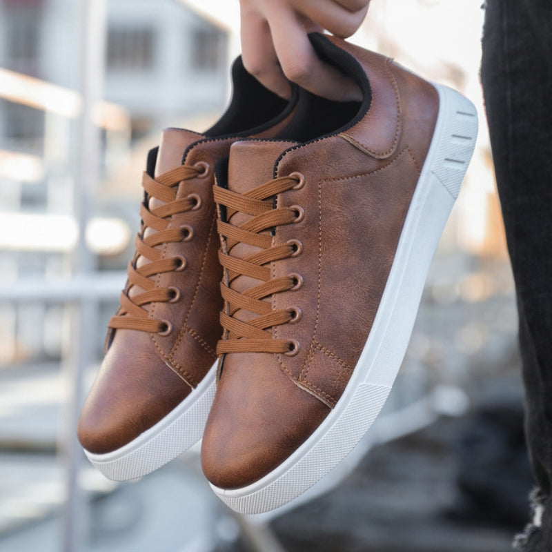 Sneakers met veters - Lage sneakers van imitatieleer voor heren-Boetiek Moda