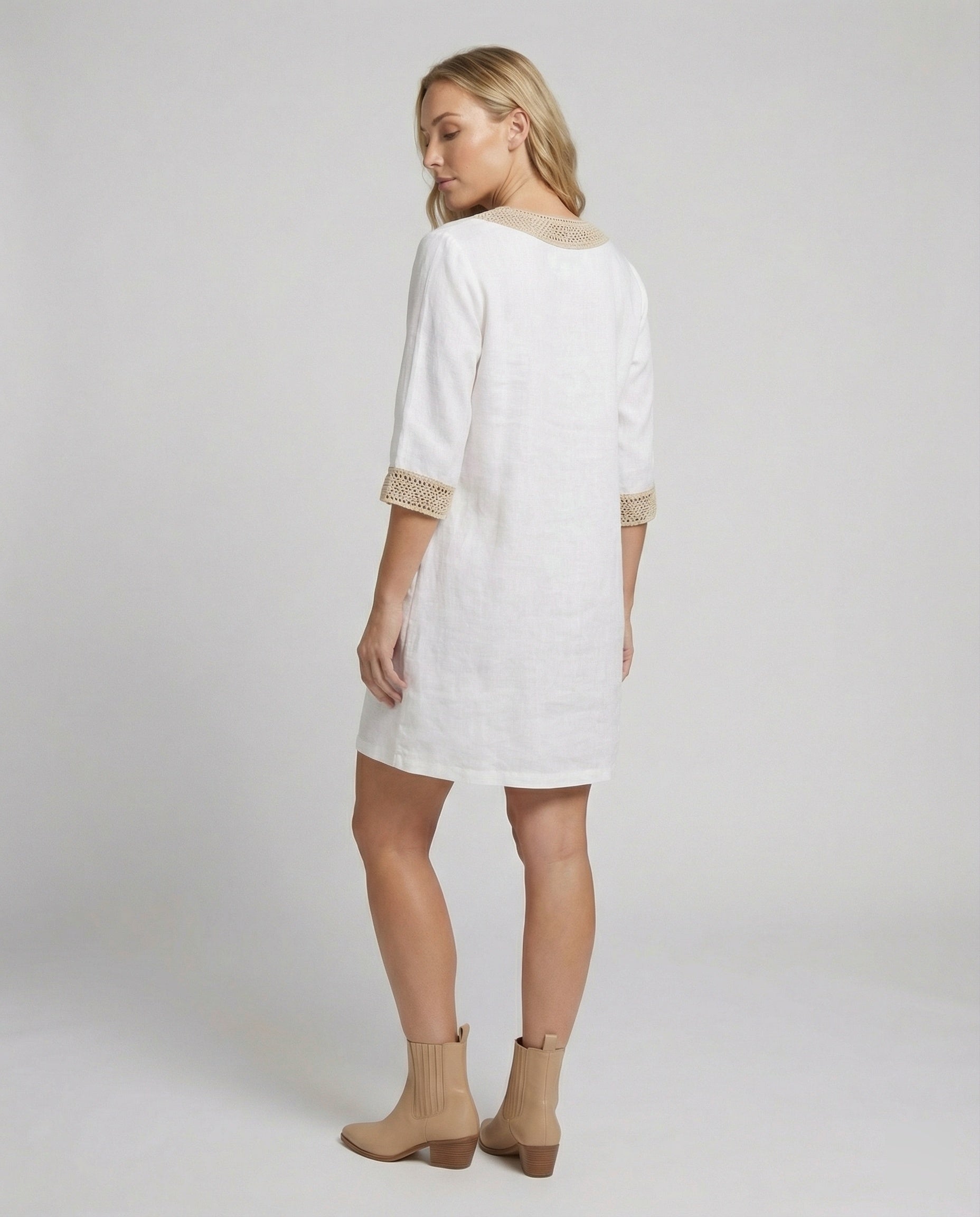 Zomerjurk – halflange mouwen, V-hals, knielengte-Boetiek Moda