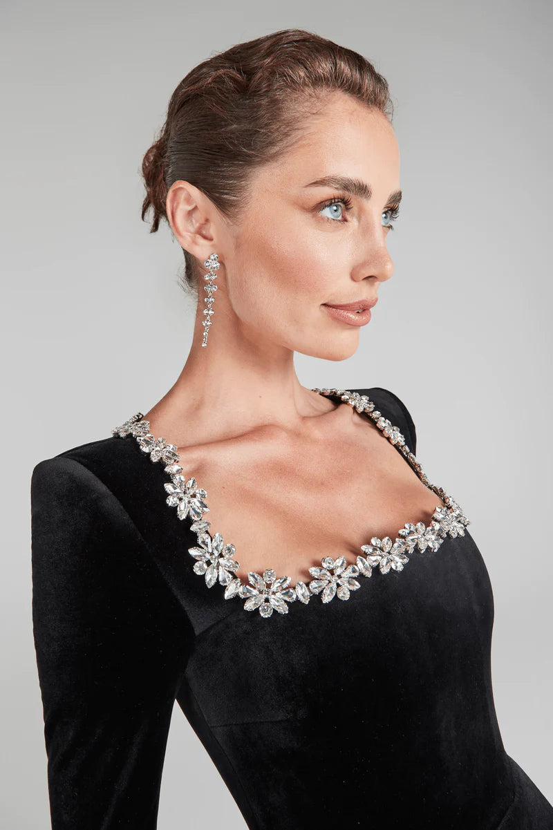 Zwarte fluwelen jurk - Damesjurk met lange mouwen, vierkante halslijn met juwelen en mini-lengte-Boetiek Moda